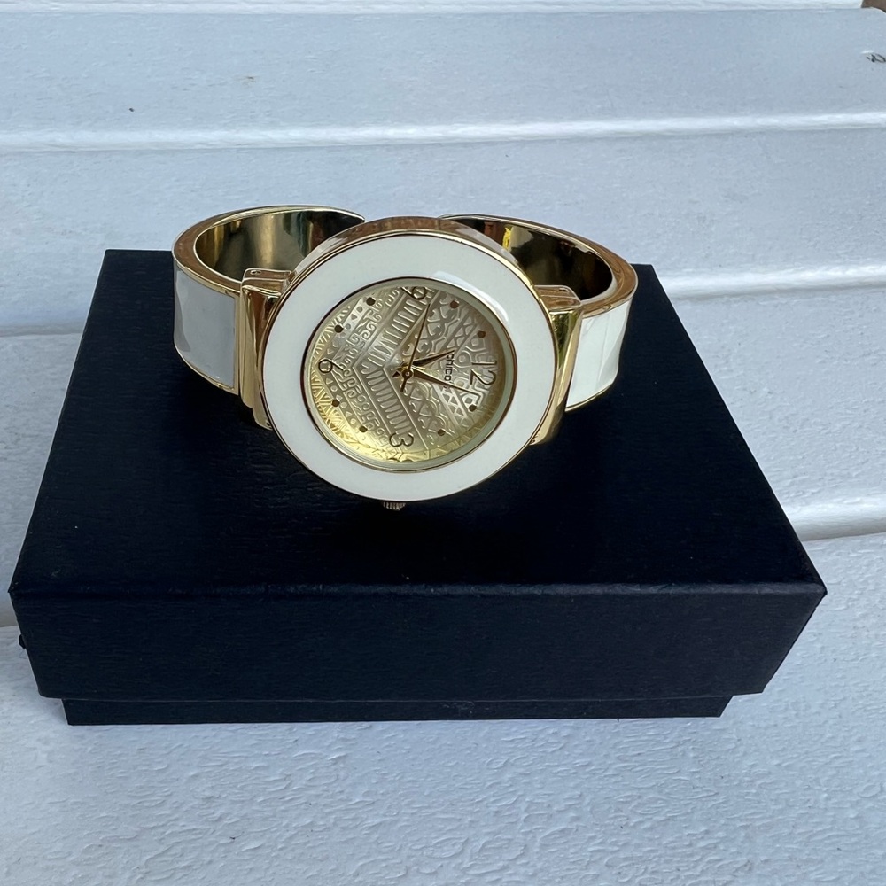 Chico’s cuff watch. The battery do work. A piece that can be worn daily.